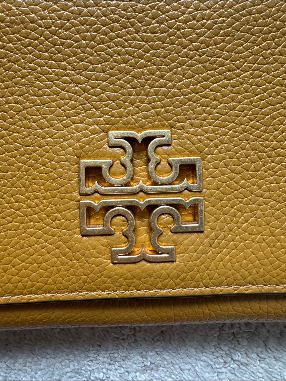 Tory Burch Pebbled Leather Crossbody Bag in Mustard Gold-Tone Logo - Picture 4 of 14